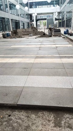 路沿石、路邊石與路牙石安裝隊 市政道路工程的精細工匠